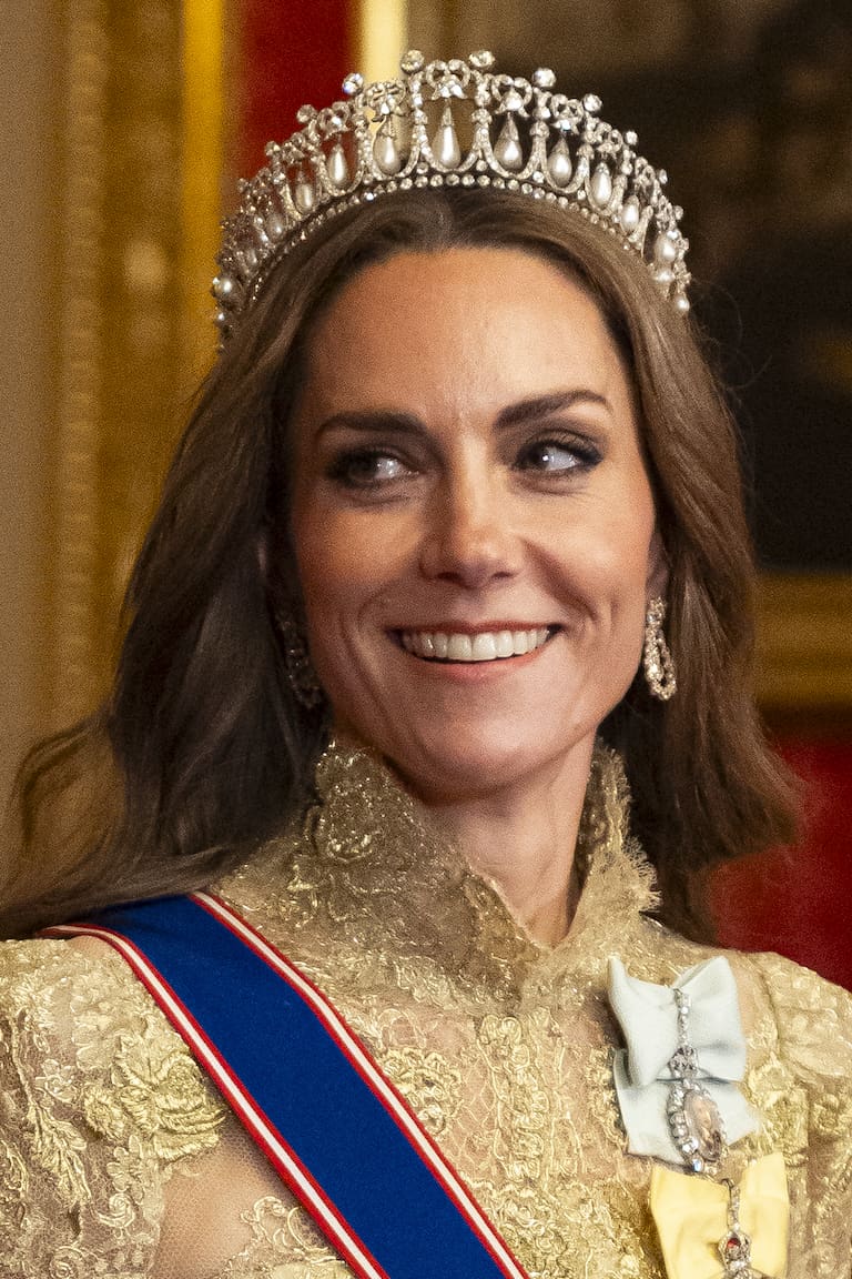 La princesa de Gales lució el collar japonés de cuatro filas -en conjunto con los pendientes Collingwood- y la magnífica tiara Cambridge Lover's Knot