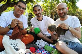 "Hombres Tejedores" se reúnen para romper con los estereotipos de género