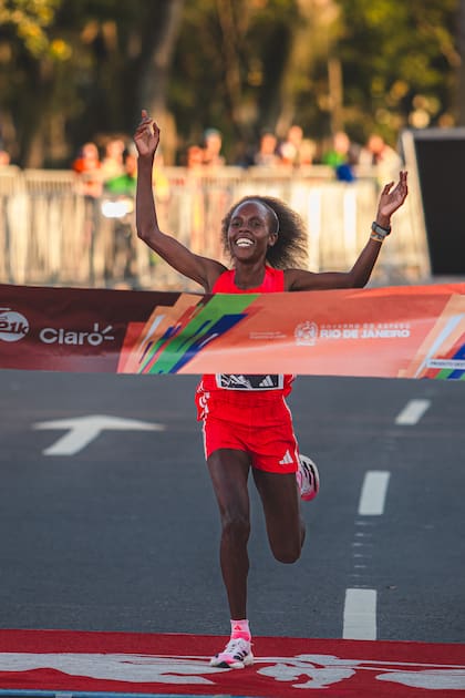 Winnie Jepkosgei Kimutai se consagró en la media maratón femenina con récord y eso le representó una recompensa extra del 50% del premio a la ganadora
