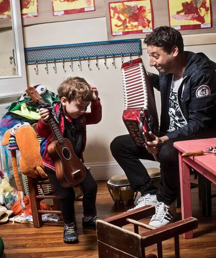 Winograd con su hijo Lorenzo, parte del elenco de Mamá se fue de viaje