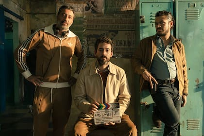 Winograd (el primero a la izquierda), junto a los dos protagonistas: Méndez (sentado, con la claqueta en la mano) y Villegas