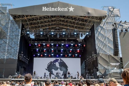 Winona Riders tocando en el escenario central de Heineken.