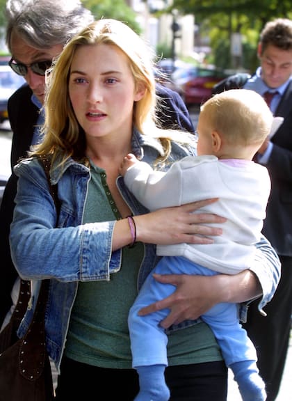 Winslet con su hija Mia en brazos saliendo de su casa en Londres en 2021