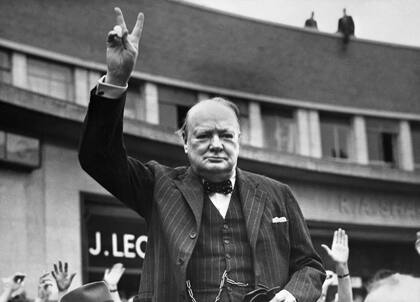 Winston Churchill haciendo el signo V de la victoria, el 1º de enero de 1950.
