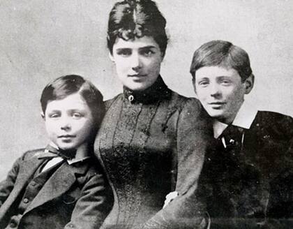 Winston Churchill junto a su madre y su hermano Jack