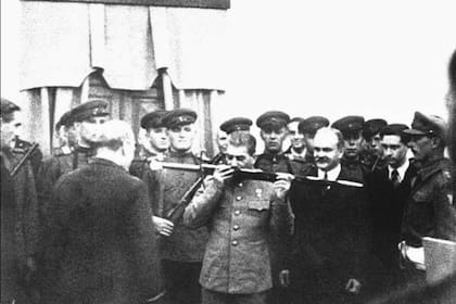 Winston Churchill le entrega a Josef Stalin la "Espada de Stalingrado", un arma realizada por orden del rey británico Jorge VI para entregar al líder soviético en reconocimiento por la valentía del Ejército Rojo ante los alemanes en la batalla de stalingrado
