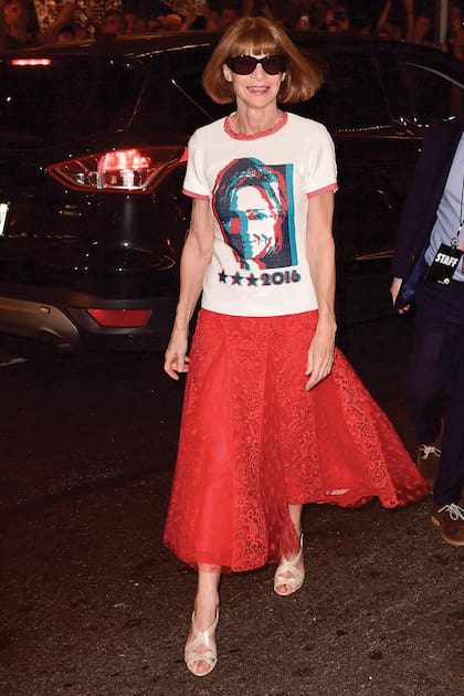 Wintour lleva una remera en apoyo a la candidatura de Hilary Clinton a la presidencia de Estados Unidos, en 2016. Por entonces también fue su asesora de imagen.