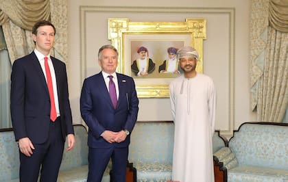 Witkoff y Kushner junto al ministro de Relaciones Exteriores omaní, Badr bin Hamad al-Busaidi, en Mascate