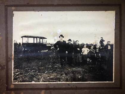Wladimiro Hnatiuk el inmigrante ucraniano y su familia, en Tres Capones, a comienzos del siglo pasado. Foto: Frontera Jesuita