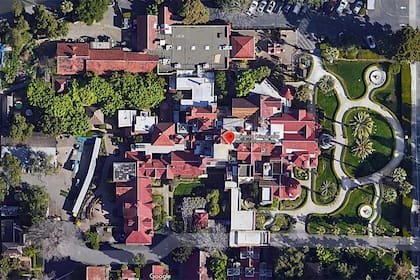 Una vista aérea de la enorme mansión, sus ambientes y jardines