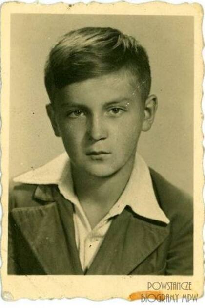 Wojtek Wajszczuk, el menor de los primos, tenía 15 años cuando se enroló al AK y cuando murió en Pecice, a pocos kilómetros de Varsovia, probablemente fusilado después de un enfrentamiento con una tropa nazi