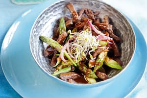 Wok picante con espárragos