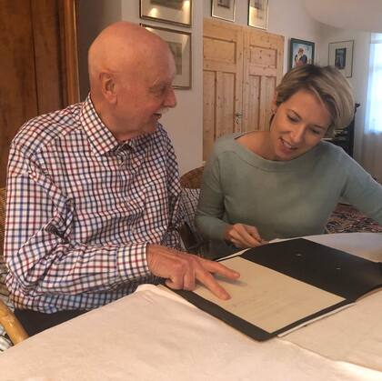 Wolf Schroedter, compañero de Rudolph, le muestra a Helena Merriman el contrato que firmó con la NBC: allí acordaron que los estudiantes les permitirían filmar su trabajo y, a cambio, la emisora financiaría la excavación del túnel con el equivalente a 7 mil dólares.