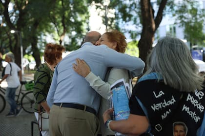 Wolff abraza a Sara Garfunkel, la madre del fiscal Nisman