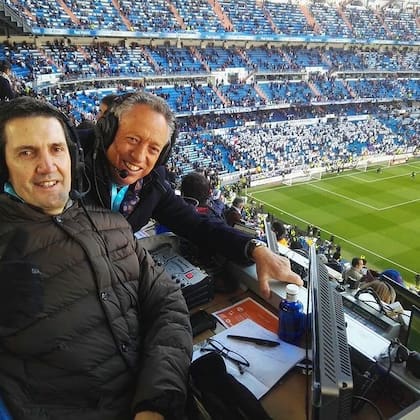 Wolff en una transmisión desde el estadio Santiago Bernabeu (en el que jugó como futbolista del Real Madrid) junto al relator Miguel Simón, coequiper de muchísimas temporadas