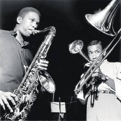 El saxofonista John Coltrane junto al trompetista Lee Morgan, en una sesión de grabación en 1957