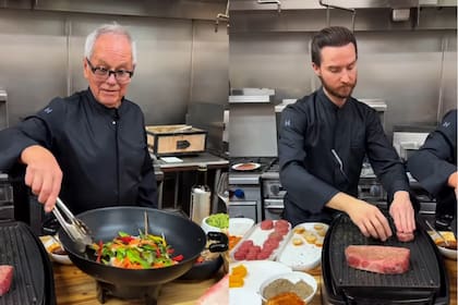Wolfgang Puck junto a su hijo Byron Puck, cocinando para los premios Oscar