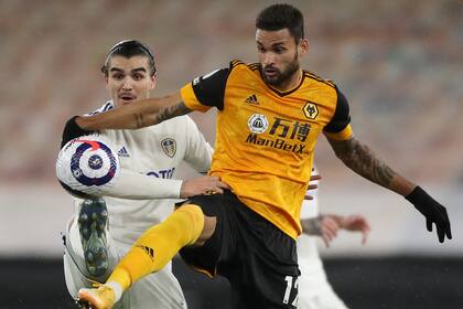 El brasileño Willian José domina la pelota durante el partido entre Wolves y Leeds.