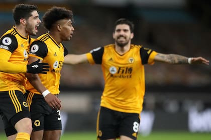 Adama Traoré festeja el gol de Wolverhampton contra el Leeds United de Marcelo Bielsa; se le acercan Pedro Neto y Rubén Neves.
