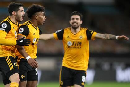Adama Traoré festeja el gol de Wolverhampton contra el Leeds United de Marcelo Bielsa; se le acercan Pedro Neto y Rubén Neves.