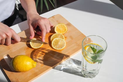 La nutricionista Emilia Sosa indica que el limón tiene menor contenido de azúcar que la naranja 