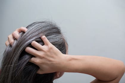 Las canas aparecen frecuentemente