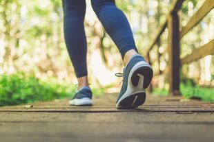 Caminar hacia atrás, aumenta la fuerza de los músculos que son cruciales para enderezar la rodilla, previene lesiones y aumenta la capacidad para generar potencia y rendimiento atlético