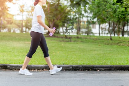 Caminar en línea recta con un pie adelante del otro ayuda a mantener la postura erguida y desarrollar la estabilidad