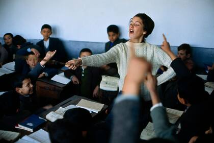 Una voluntaria de un cuerpo de paz enseña inglés a una clase de chicos en Antakya (foto de James P. Blair, 1964)