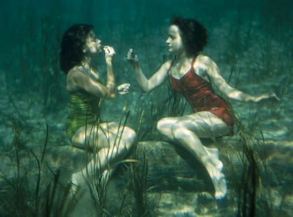 Un par de performers se pintan los labios debajo del agua en esta fotografía de J. Baylor Roberts, 1944, en Florida