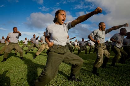 Enérgicos reclutas para los servicios de defensa de Tonga demuestran su habilidad en artes marciales en esta imagen capturada por Amy Toensing en 2007 