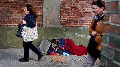 Gente que duerme en las calles de Buenos Aires