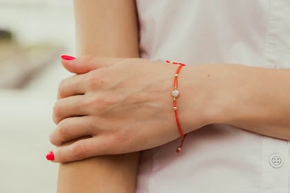 Aries es un signo activo y práctico, por eso su amuleto no puede ser complicado ni costoso: un hilo rojo es el indicado