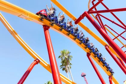Wonder Woman: Flight Of Courage es la montaña rusa de un solo riel más alta