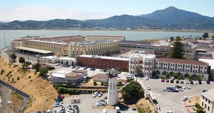 Woods grababa el podcast desde la cárcel de San Quentin