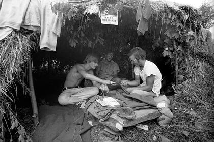 Woodstock tenía carpas “para malos flashes”, en las que médicos ayudaban a los consumidores de ácido a calmarse. “Les decían: ‘Esto no te va a durar para siempre’”, dice Lang. “Después de un par de horas, se calmaban”.