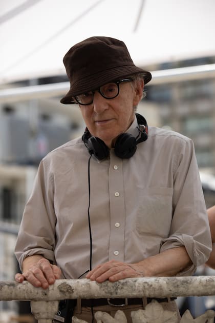 Woody Allen durante el rodaje de su película más reciente, a punto de estrenarse en la Argentina 