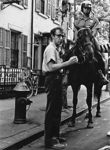 Woody Allen en acción, filmando en el Greenwich Village neoyorquino, en 1985
