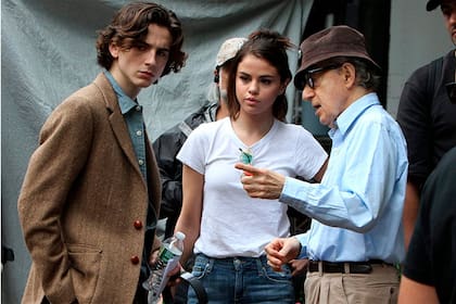 Timothée Chalamet y Selena Gomez reciben instrucciones de Woody Allen en el rodaje de Un día lluvioso en Nueva York