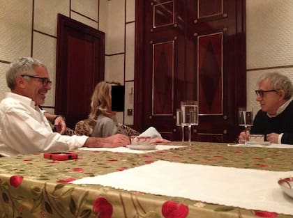 Woody Allen también aparece en las fotos que difundieron los demócratas del caso Epstein
