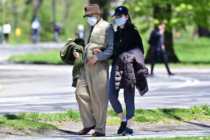 Woody Allen y su esposa Soon-Yi caminan por Nueva York en tiempos de Covid