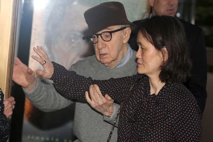 Woody Allen y su esposa, Soon-Yi Previn, en la apertura de una obra teatral en el Lincoln Center, el 30 de septiembre último
