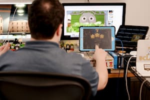 De no poder comunicarse a publicar una novela: la historia de Woody Brown