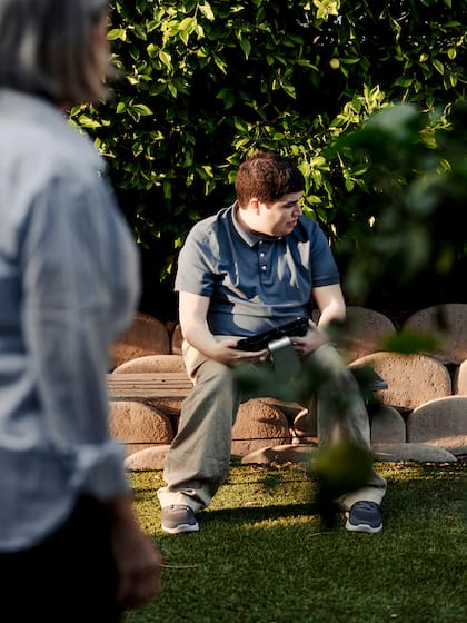 Woody Brown fue diagnosticado con autismo severo en su primera infancia; pese a ello, cursó estudios superiores y logró, gracias al apoyo de su madre, escribir su primera novela