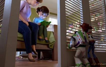 Woody y Buzz Lightyear miran desde lejos a la nueva villana (una tablet) del grupo de juguetes en Toy Story 5