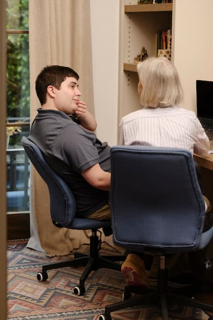 Woody y Mary Brown, su madre, quien es una figura clave en su desarrollo