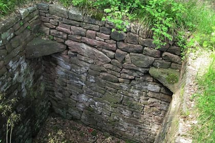 Fueron hallados en un "pozo de lobo" ("wolf pit" en inglés, de donde toma el pueblo su nombre)