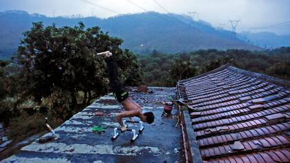 Shi Shenwei, demuestra su rutina de entrenamiento en el tejado de una casa antigua, en el pueblo de Huangshan, cerca de Quanzhou, provincia de Fujian, China