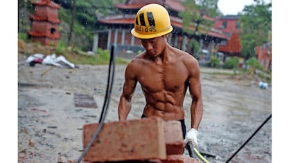 Shi Zhenwei, tira de una carretilla en el sitio de construcción de un templo budista, en el pueblo de Huangshan, cerca de Quanzhou, provincia de Fujian, China