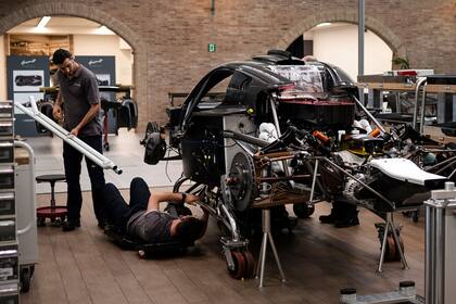 "Hay que debatir con los clientes si hacemos un auto eléctrico", indican en la firma del célebre diseñador argentino